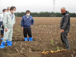 写真：作業視察を行う市長の様子2