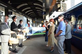 写真：観光列車「THE ROYAL EXPRESS」帯広駅歓迎セレモニーの様子3