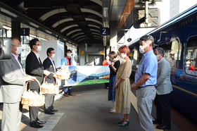 写真：観光列車「THE ROYAL EXPRESS」帯広駅歓迎セレモニーの様子3