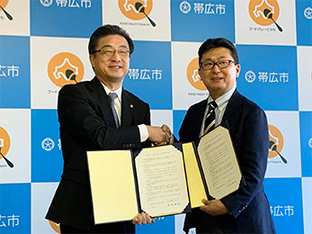 写真：北海道経済産業局と観光分野に関する覚書を締結する市長の様子
