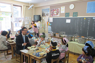 写真：「学校給食週間・交流給食会」に参加する市長の様子1