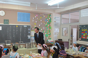 写真：「学校給食週間・交流給食会」に参加する市長の様子2