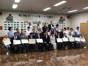 写真：「帯広を緑と花でつつむ花壇コンク−ル」表彰式の様子1