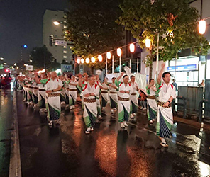 写真：「おびひろ盆おどり」に参加する市長の様子1