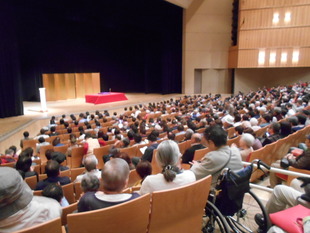 写真：「市民文化ホール」のこけら落とし公演の様子2