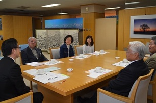 写真：光南小地区生涯学習推進委員会の方とティーミーティングの様子