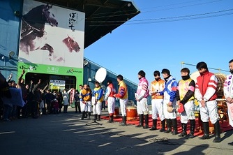 写真：ばんえい競馬　入口に集まる騎手の様子