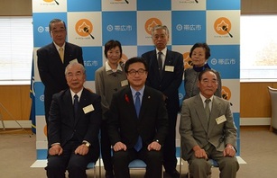 写真：帯広市明るい選挙推進協議会の方たちと市長