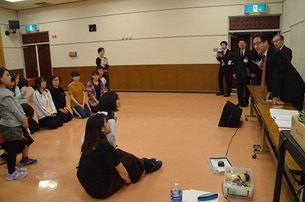 写真：ミュージカル練習会場を見学する市長の様子