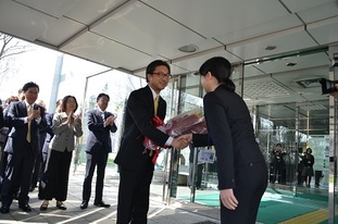 写真：花束を受け取る市長