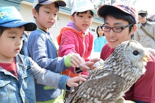 写真：おびひろ動物園　動物と触れ合う様子