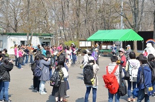 写真：おびひろ動物園　吹奏楽グループ「ウィング」の演奏の様子