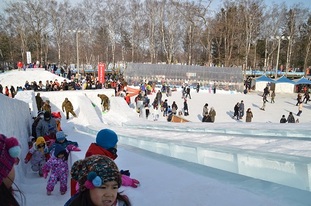 写真：おびひろ氷まつり　大滑り台での様子