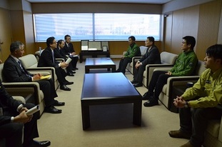 写真：環境省北海道地方環境事務所の皆さん　表敬訪問の様子