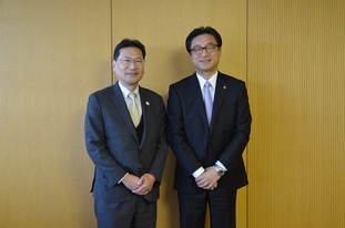 写真：米沢市長と徳丸事務所長