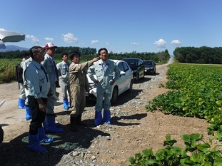 写真：視察の様子1