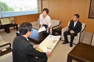 写真：イベントPR訪問　市長への説明