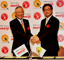 写真：米沢市長と川村社長の握手