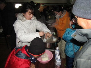 写真：災害用炊飯袋を活用した炊き出し訓練の様子