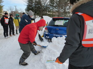 写真：車両暴風雪サバイバル訓練の様子