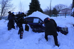 写真：車両暴風雪サバイバル訓練の様子