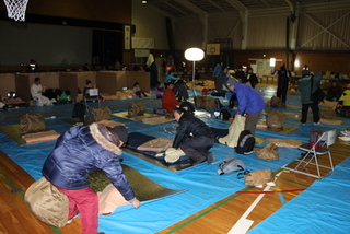 写真：体育館に宿泊し避難所体験の様子