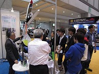 写真：2016年　国際航空宇宙展　来場者への説明の様子1