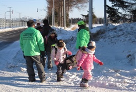 写真：子どもの見守り活動1