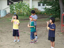 写真：しゃぼん玉で遊ぶ子どもたち1