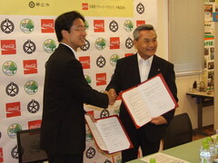 写真：北海道コカ・コーラボトリング株式会社と協定の様子