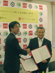 写真：北海道コカ・コーラボトリング株式会社と「協働のまちづくりに関する基本協定」を締結（9月7日）