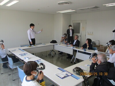VRゴーグルを体験する参加者