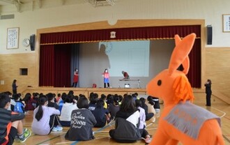 写真：子どもたちとロバ隊長