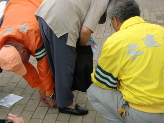 写真：反射シール配布