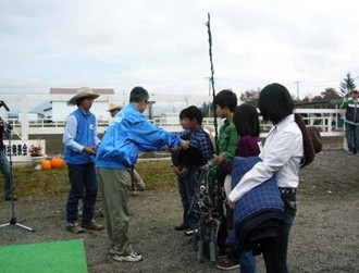 写真：馬具類の寄贈（鹿追町ライディング乗馬競技会）