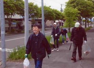 写真：ゴミ拾い