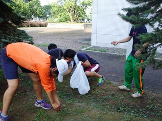 写真：陸上部清掃活動