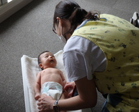 写真：赤ちゃん訪問時の様子