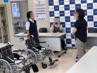 オンラインサミットにおける車いす贈呈式の様子