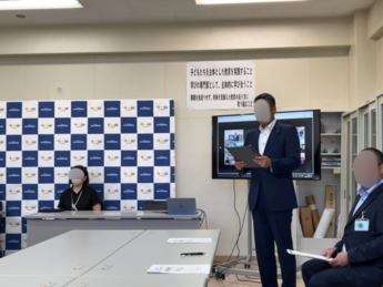 オンラインサミットにおいて車いす贈呈式の様子