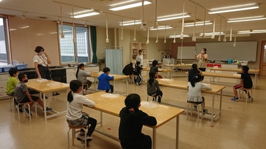 写真:活動の様子(工作)