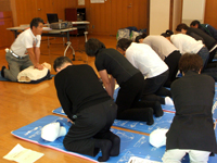 写真：健康づくり推進　AED実習の様子