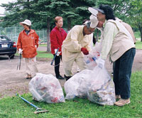 写真：老人クラブの清掃活動の様子