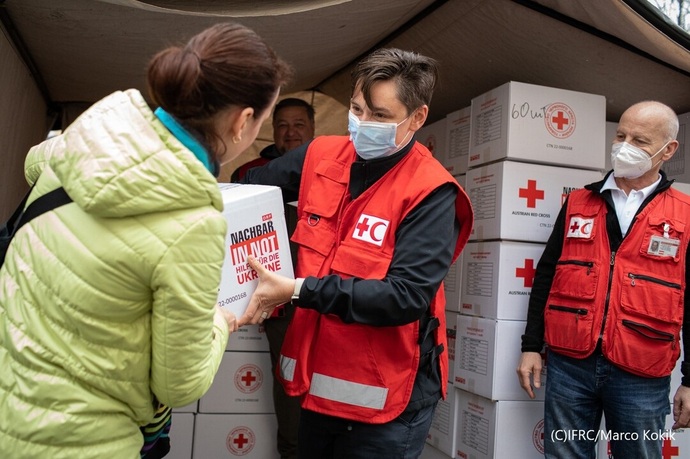 ウクライナ　ウジュホロドで衛星キッドを配布する赤十字スタッフの写真