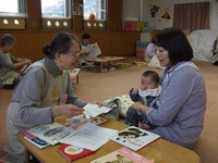 写真：絵本との出会い事業　ボランティアの会「ゆりかご」活動の様子1