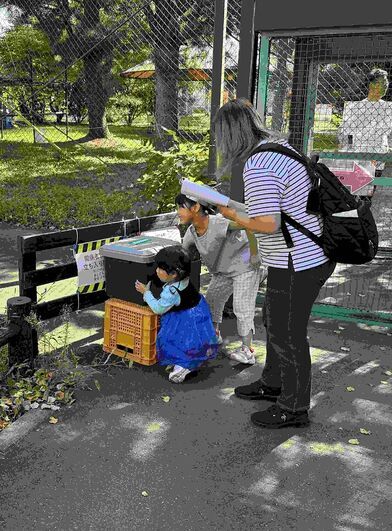 ミステリークイズにて、さわるヒントの箱を確認しているところ