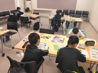 写真：壁新聞を作る様子