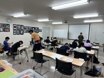 ポスターを作成している様子