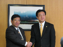 写真：須藤秀忠市長と帯広市長