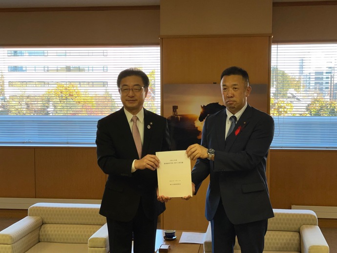 米沢市長へ吉田会長が要望書を手渡しました。
